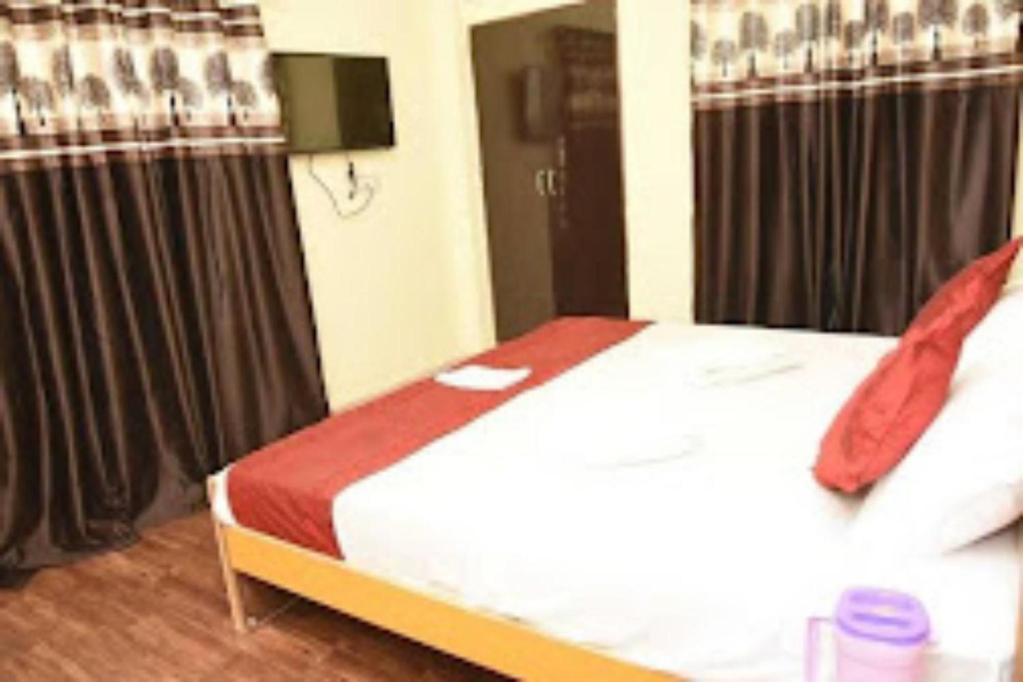 Goroomgo Varanasi Paradise Varanasi - Parking & Restaurant Available - Perfect Location And Comfortable Room Exterior photo