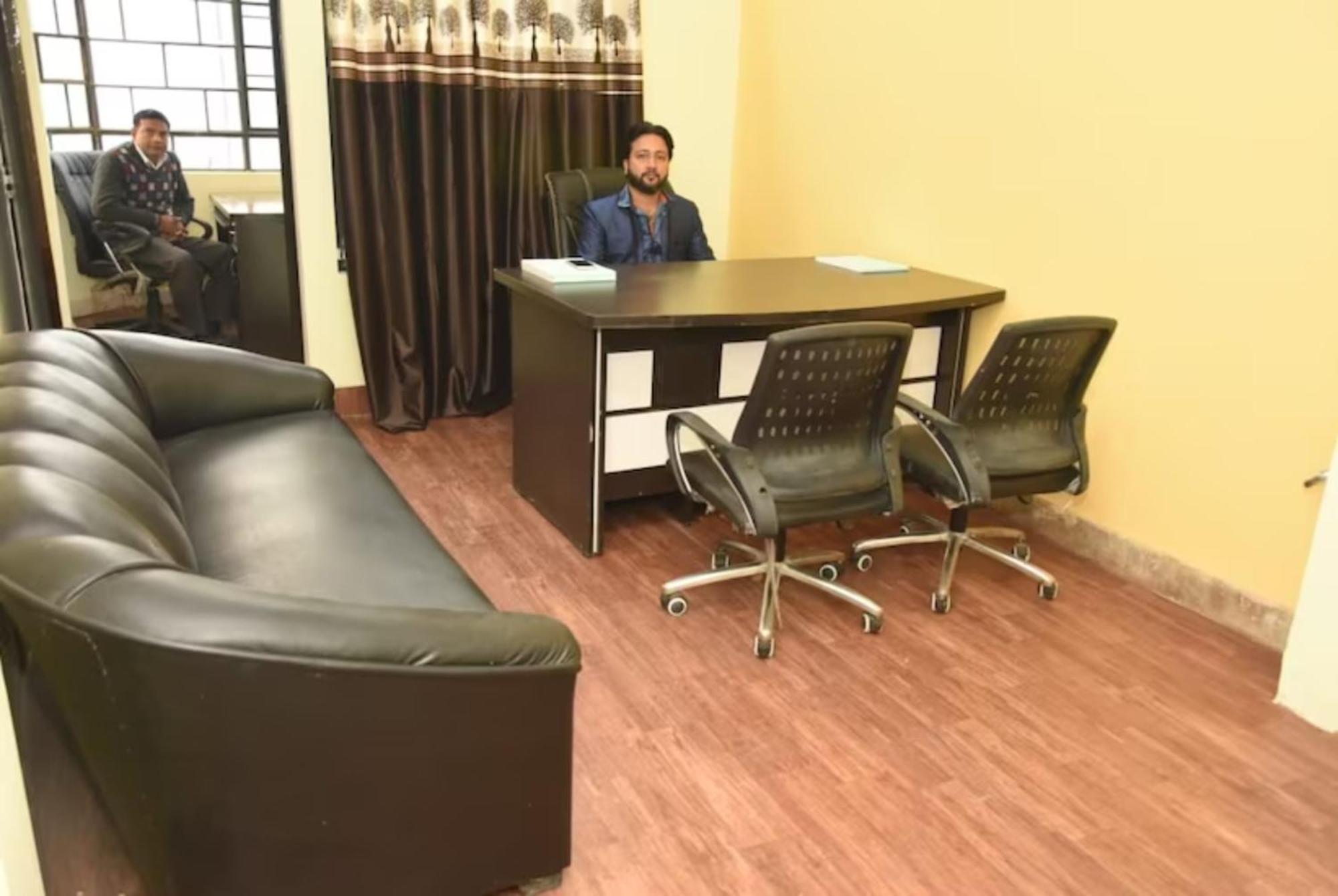 Goroomgo Varanasi Paradise Varanasi - Parking & Restaurant Available - Perfect Location And Comfortable Room Exterior photo