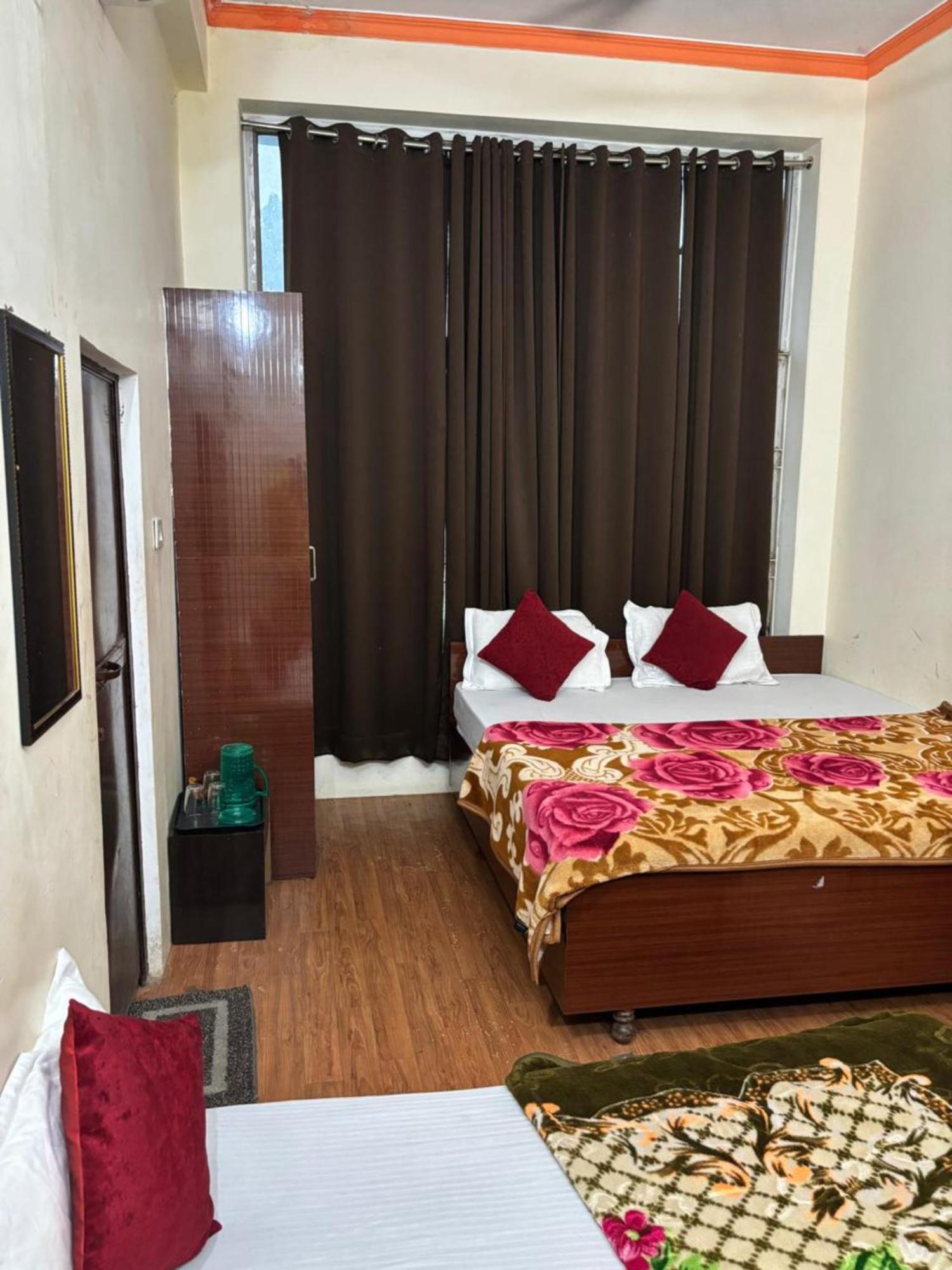 Goroomgo Varanasi Paradise Varanasi - Parking & Restaurant Available - Perfect Location And Comfortable Room Exterior photo