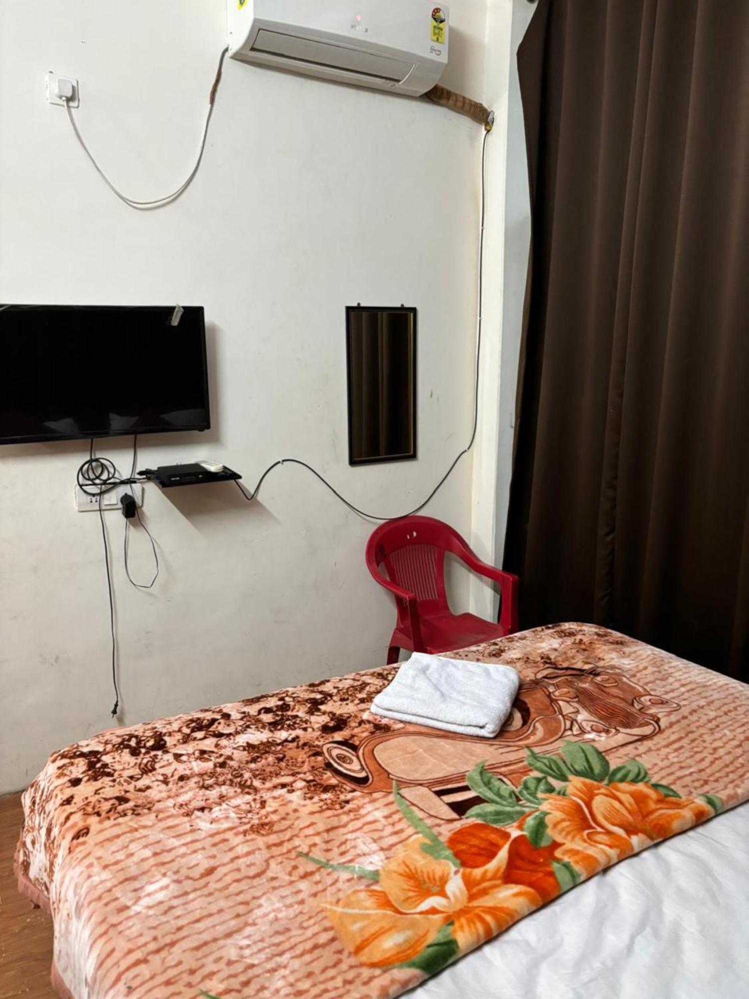Goroomgo Varanasi Paradise Varanasi - Parking & Restaurant Available - Perfect Location And Comfortable Room Exterior photo